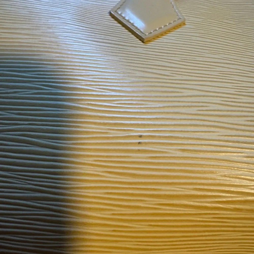 LOUIS VUITTON CLASSIC SPEEDY 25 EPI LEATHER HANDBAG - Picture 11 of 16